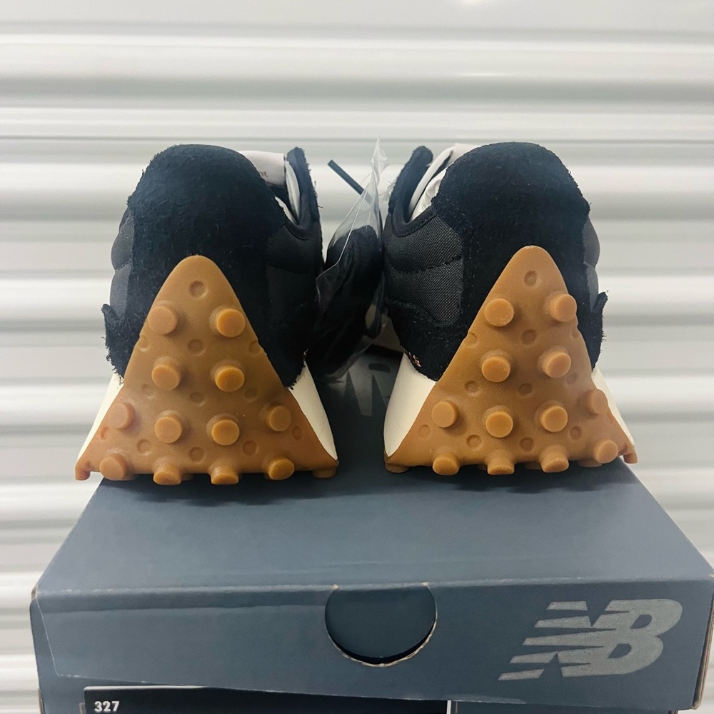 NEW BALANCE 327 WomenS Sneakers Shoes Black/White Leather Logo size 8.5 - Picture 12 of 14